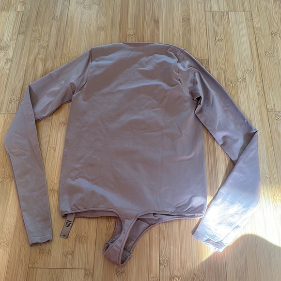 SKIMS ESSENTIALS CREW NECK LONG SLEEVE BODYSUIT in Sienna Size S/M NEW - Picture 10 of 10